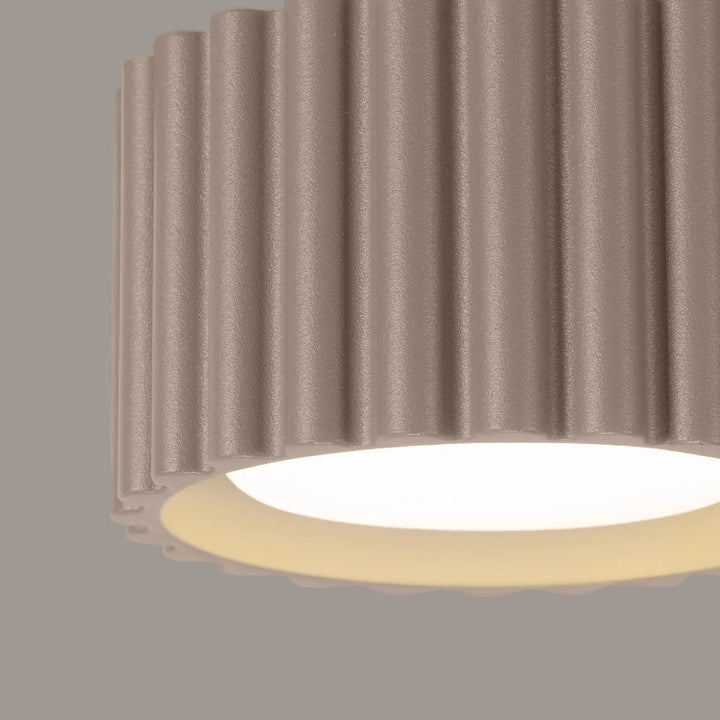 Luminaire plafonnier aura 1 taupe beige en matériau côtelé avec forme unique inspirée et lumière diffuse chaleureuse