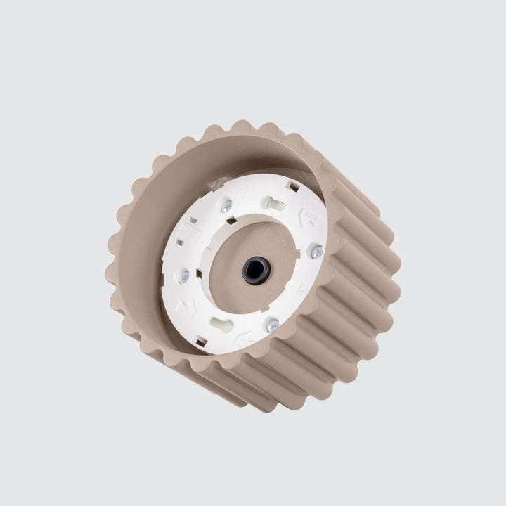 Luminaire plafonnier aura 1 taupe avec forme unique inspirée beige texturée et base circulaire blanche centrale