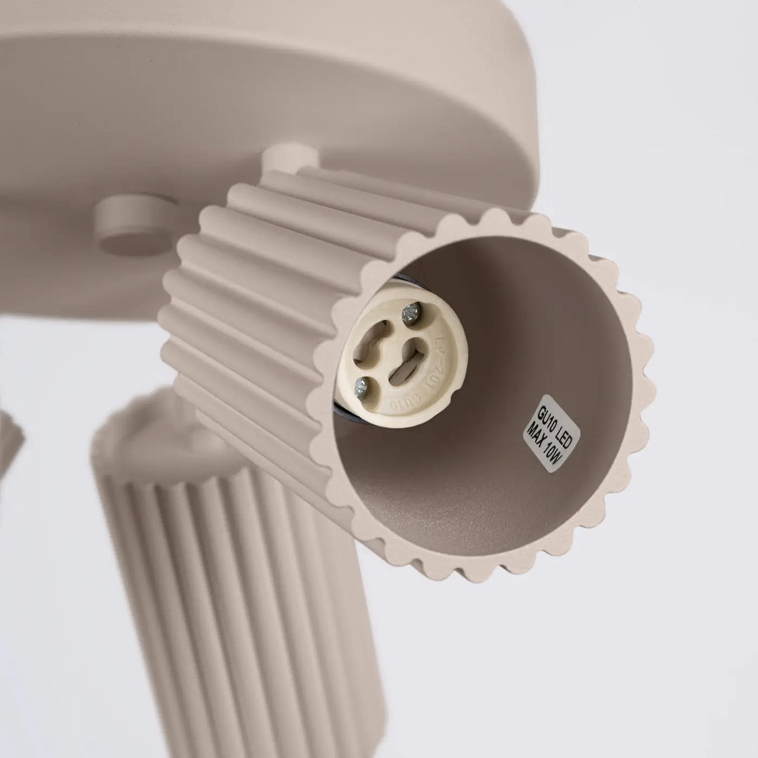 Plafonnier karbon allie beige texture avec design minimaliste et ampoules gu10 interchangeables pour un eclairage efficace
