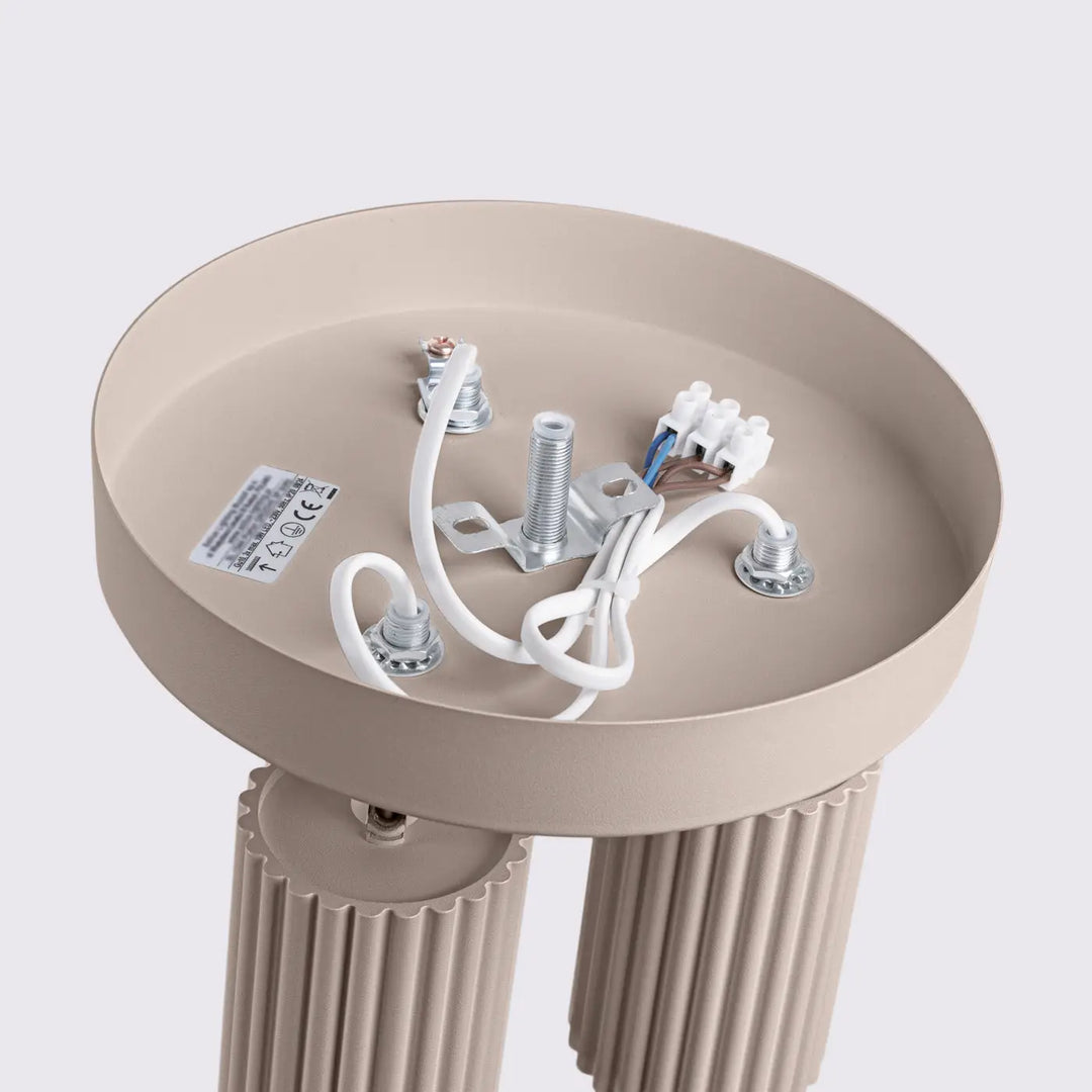 Luminaire plafonnier karbon 3p taupe avec support flûté en métal beige et ampoules gu10 interchangeables design minimaliste