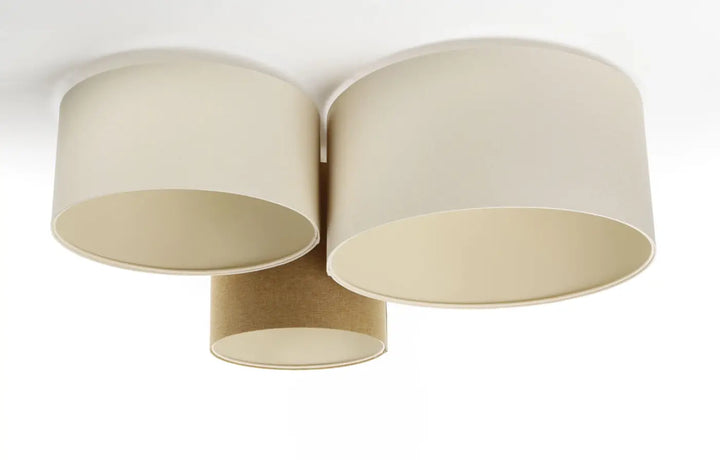 Luminaire plafonnier trio boho elegant crème avec trois abat-jours cylindriques superposés pour un éclairage naturel
