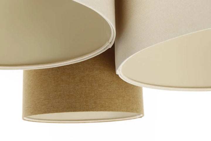 Luminaire plafonnier trio boho elegant avec abat-jours en tissu beige et tan tissé naturel moutarde et crème