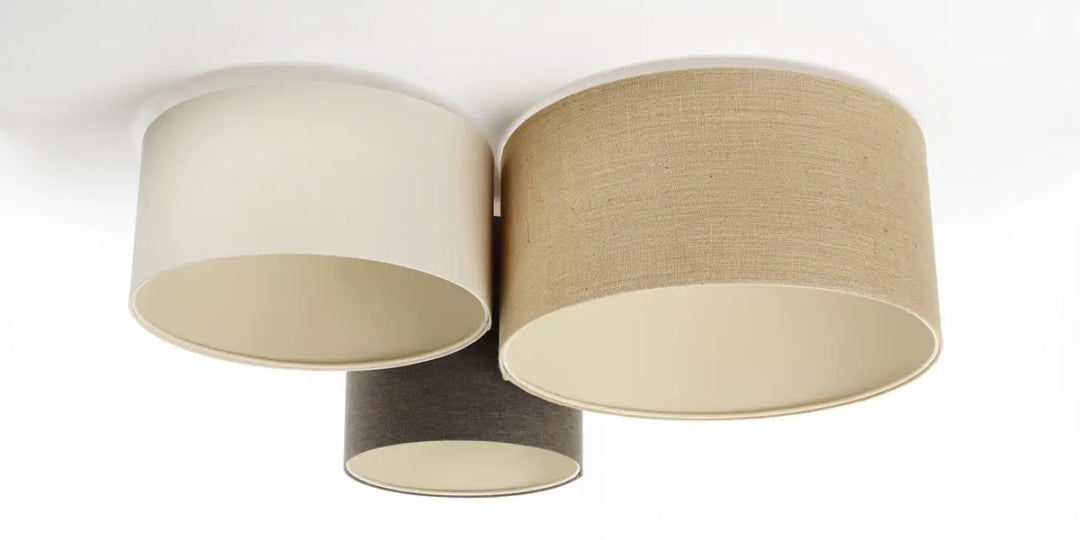 Luminaire plafond trio boho elegant avec trois abat-jours cylindriques en tissu naturel crème beige et graphite minimaliste