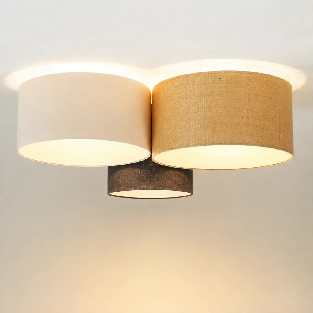 Luminaire plafonnier trio boho elegant avec trois abat-jours cylindriques en tissu naturel beige et graphite