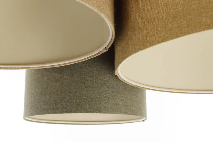 Luminaire plafonnier trio boho elegant avec trois abat-jour cylindriques en tissu naturel moutarde beige vert gris
