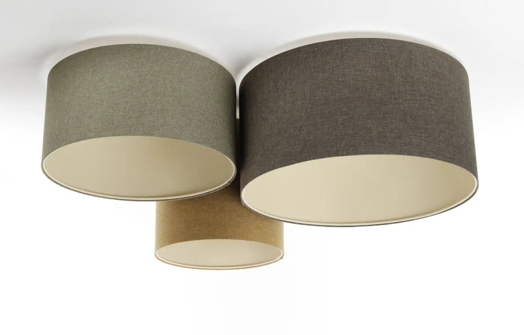 Luminaire plafond trio boho elegant avec trois abat-jours cylindriques en tissu gris texturé et intérieur écru naturel