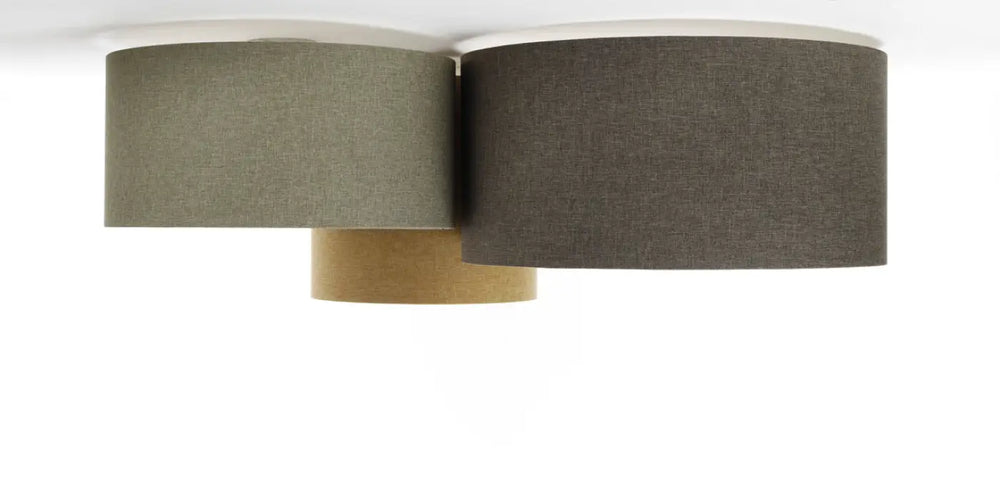 Luminaire plafonnier trio boho elegant avec deux abat-jours cylindriques en tissu gris texturé et base en bois naturel