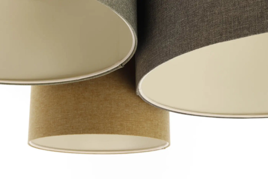 Plafonnier trio boho elegant avec trois abat-jours cylindriques en tissu naturel texturé graphite beige et écru