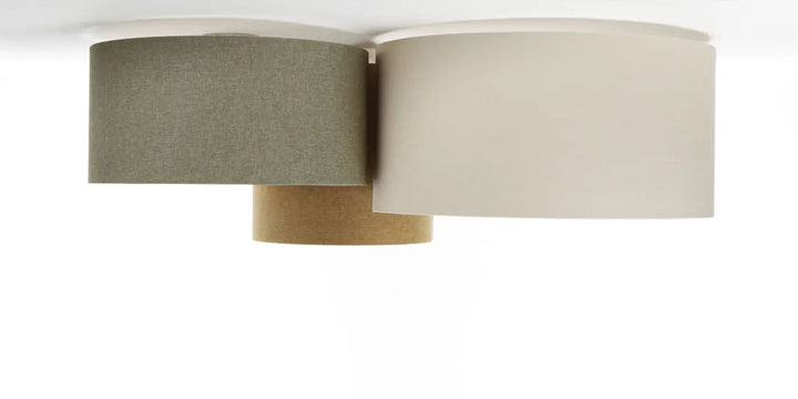 Luminaire plafond trio boho elegant avec deux abat-jours cylindriques en tissu naturel crème et gris vert sur base en bois naturel