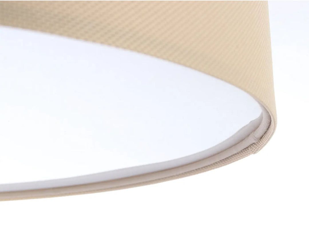 Luminaire plafonnier en tissu beige avec diffuseur charme naturel élégant et surface légèrement texturée aux bords cousus