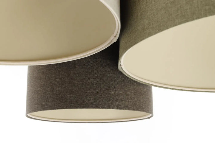 Luminaire plafond trio boho élégant avec trois abat-jours cylindriques en tissu naturel crème vert graphite écru