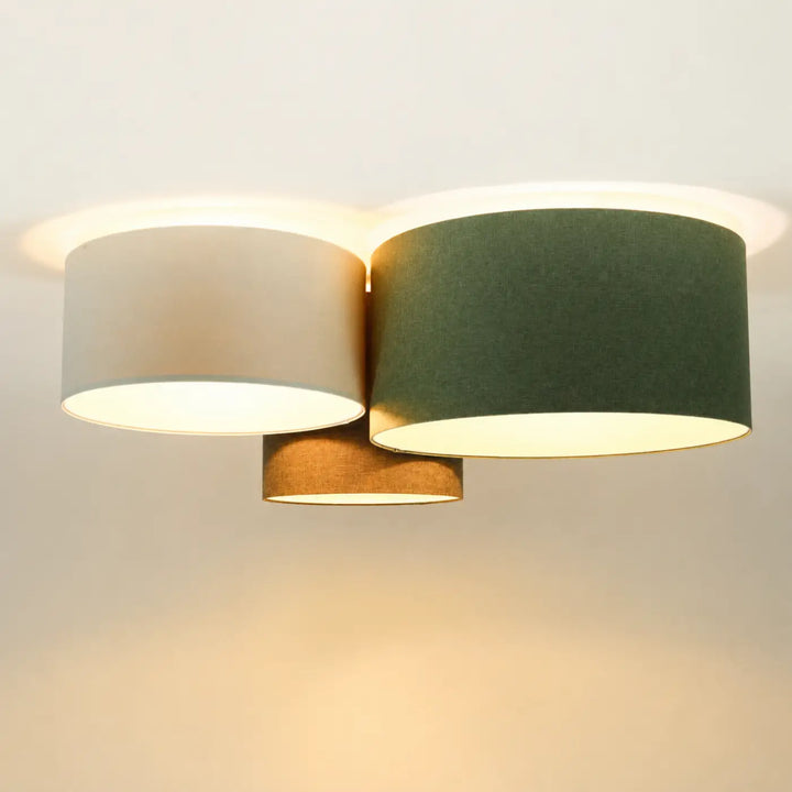 Luminaire plafonnier trio boho elegant avec trois abat-jours cylindriques en tissu naturel crème vert et graphite