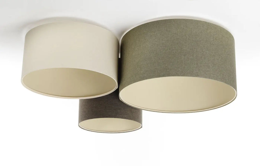 Luminaire plafonnier trio boho elegant avec trois abat-jours cylindriques en tissu naturel beige et vert olive