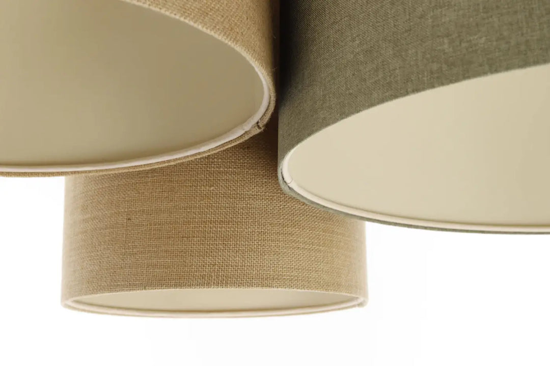Plafonnier trio boho elegant avec trois abat-jours cylindriques en tissu naturel beige vert et écru aux textures variées