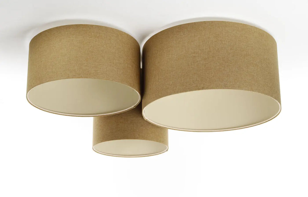 Luminaire plafonnier trio boho elegant avec trois abat-jours cylindriques en tissu naturel moutarde et écru texturé