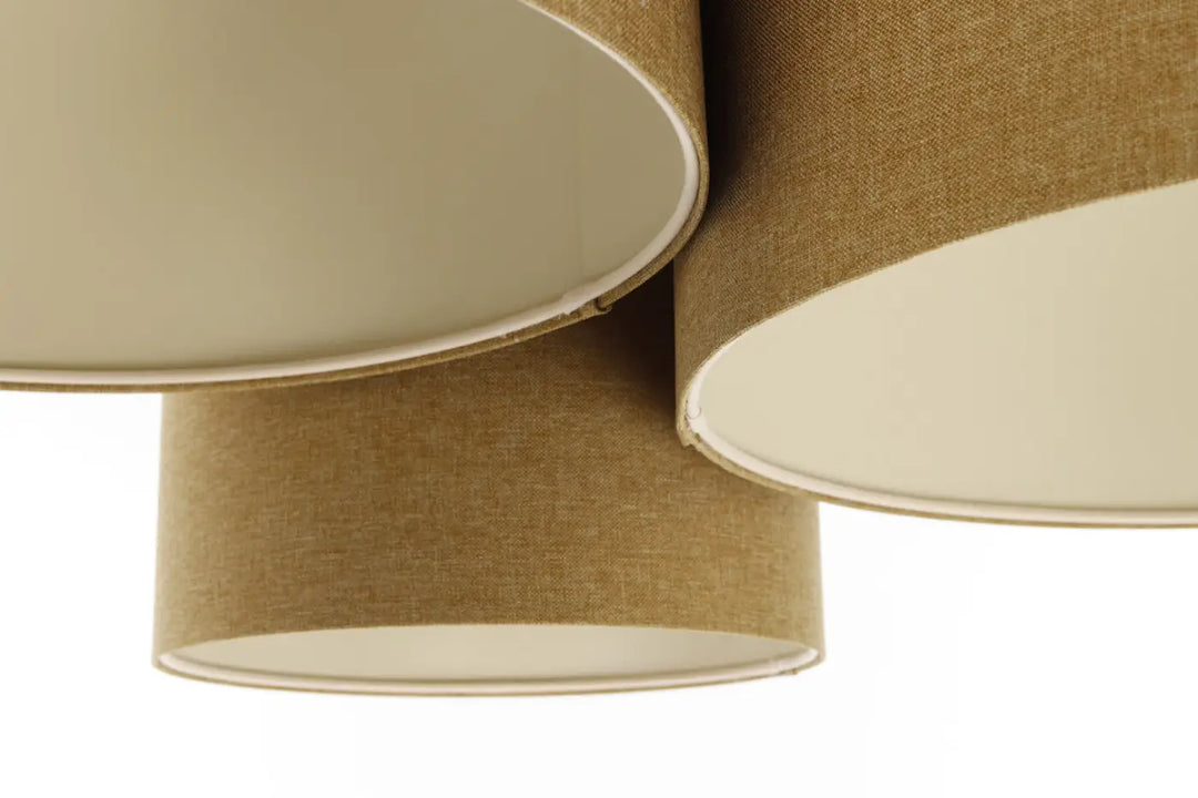 Luminaire plafonnier trio boho elegant avec abat-jour en tissu naturel tan à texture tissée subtile et doublure blanche lisse