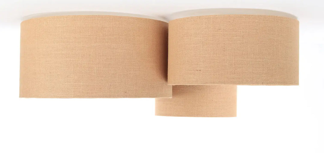 Luminaire plafond en tissu tressé beige avec trois abat-jours cylindriques naturels en disposition moderne staggered