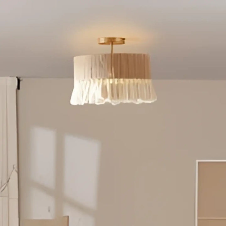 Luminaire plafonnier lunara avec suspension en macramé beige en tissu naturel et monture plafond dorée au charme bohème