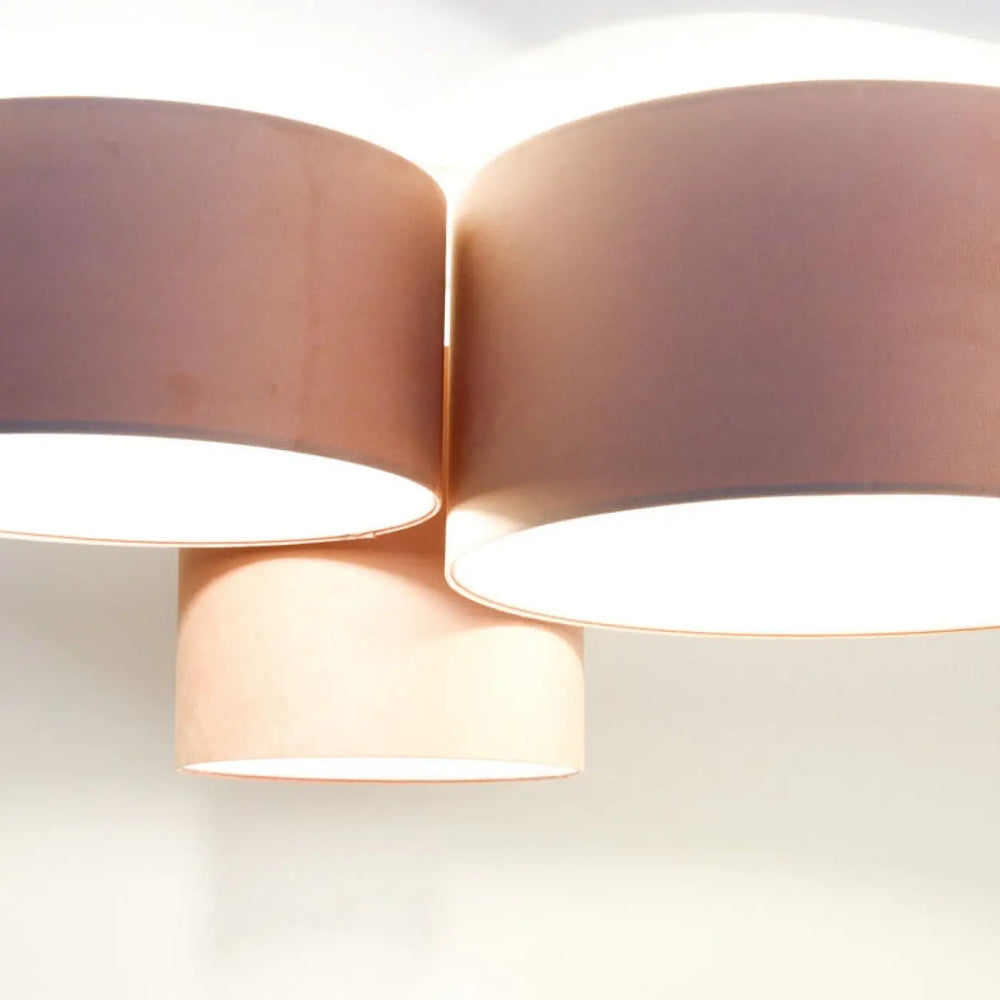 Luminaire plafonnier trio jasmin avec abat-jour cylindrique cuivre et éclairage diffus au design asymétrique