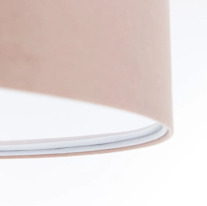 Luminaire plafonnier jasmin avec abat-jour cylindrique en tissu rose blush mat et intérieur blanc épuré