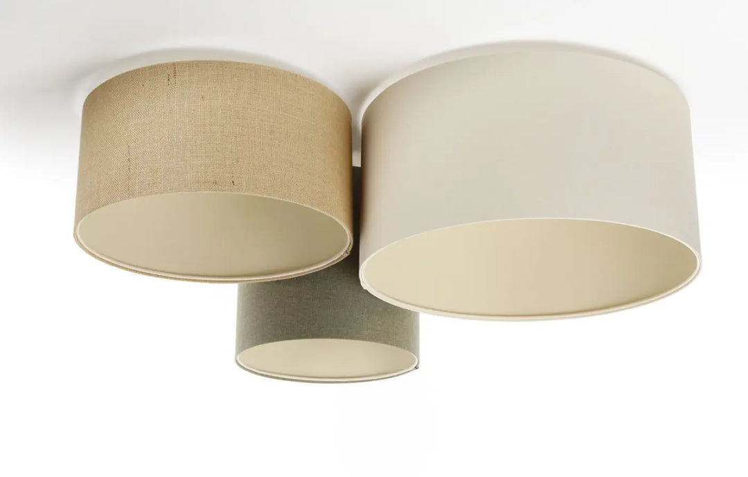 Luminaire plafonnier trio boho elegant avec trois abat-jours cylindriques en lin naturel beige et tons crème