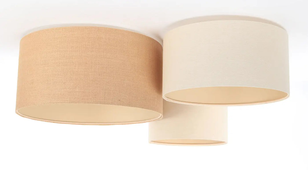 Luminaire plafonnier trio boho avec trois abat-jour cylindriques en lin naturel et textile écru pour plafond