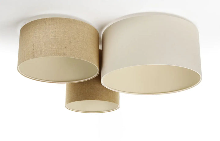 Luminaire plafonnier trio boho élégant avec trois abat-jours cylindriques en lin naturel et tissu écru minimaliste