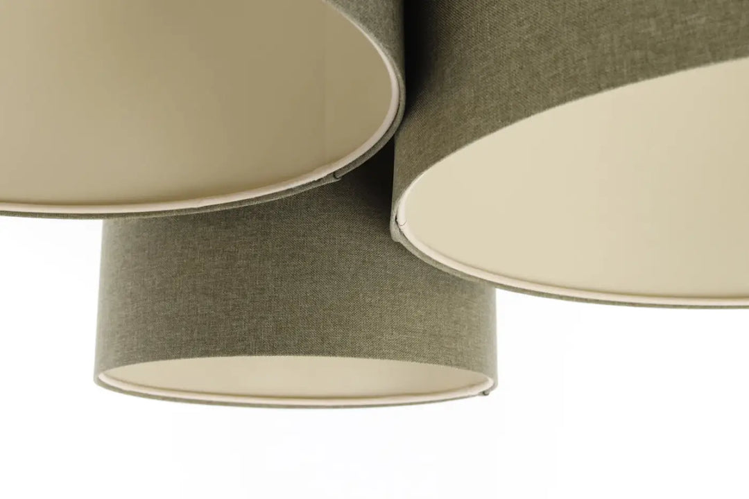 Luminaire plafond trio boho élégant avec trois abat-jours cylindriques vert gris en tissu naturel et intérieur écru lisse