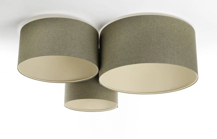 Luminaire plafonnier trio boho elegant avec trois abat-jours cylindriques en tissu vert gris naturel et intérieur écru