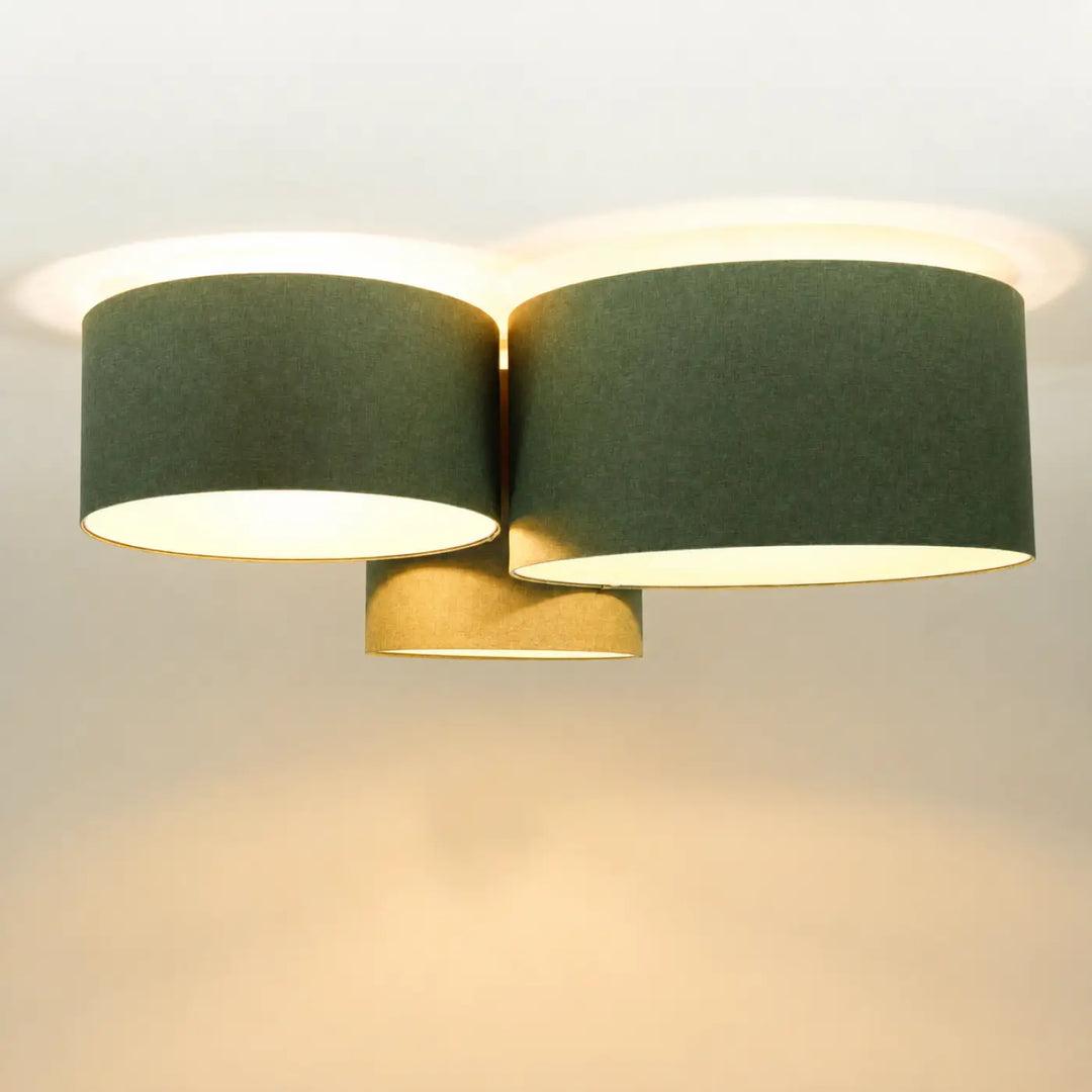 Luminaire plafonnier trio boho elegant avec deux abat-jours cylindriques vert gris et base centrale dorée naturelle
