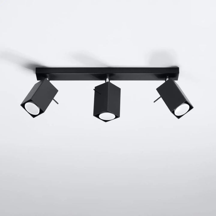 Plafonnier moderne merida noir mat avec trois spots merida ajustables pour diriger précisément la lumière
