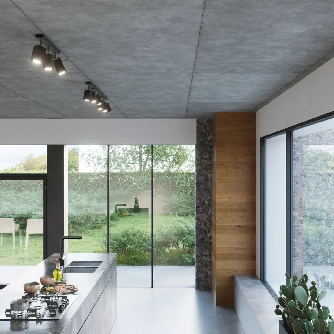 Luminaire plafonnier merida 3 noir avec spots merida pour diriger précisément dans cuisine moderne avec béton et fenêtres larges