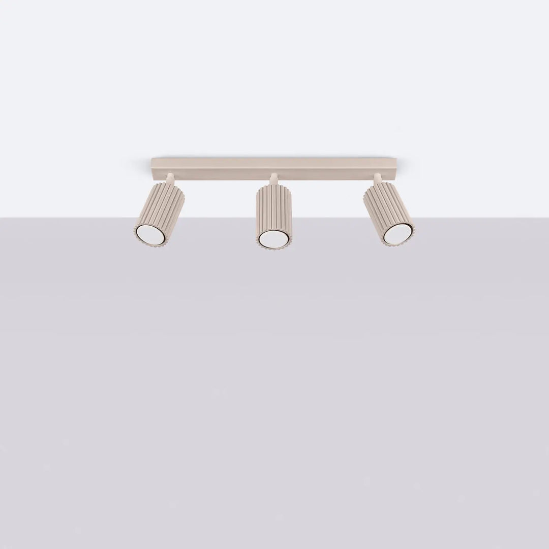 Plafonnier karbon allie design minimaliste avec trois spots cylindriques métalliques beige et ampoules gu10 interchangeables