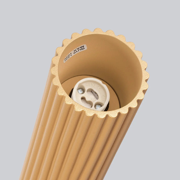 Plafonnier karbon beige avec abat-jour côtelé à bord festonné et douille e27 pour ampoules gu10 interchangeables design minimaliste