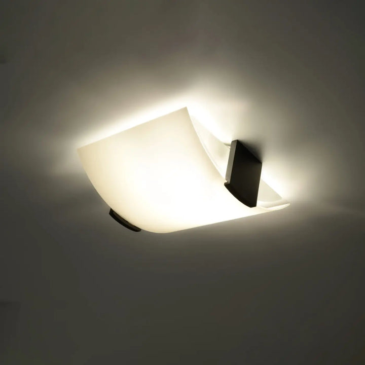 Luminaire plafonnier emilio avec un design intemporel, plafonnier fonctionnel en verre dépoli blanc et métal noir mat