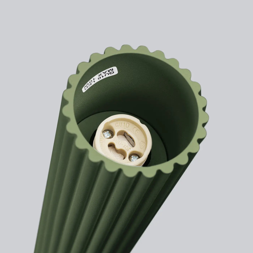 Plafonnier karbon allie avec abat-jour cannelé vert olive et douille beige e27 pour ampoules gu10 interchangeables design minimaliste