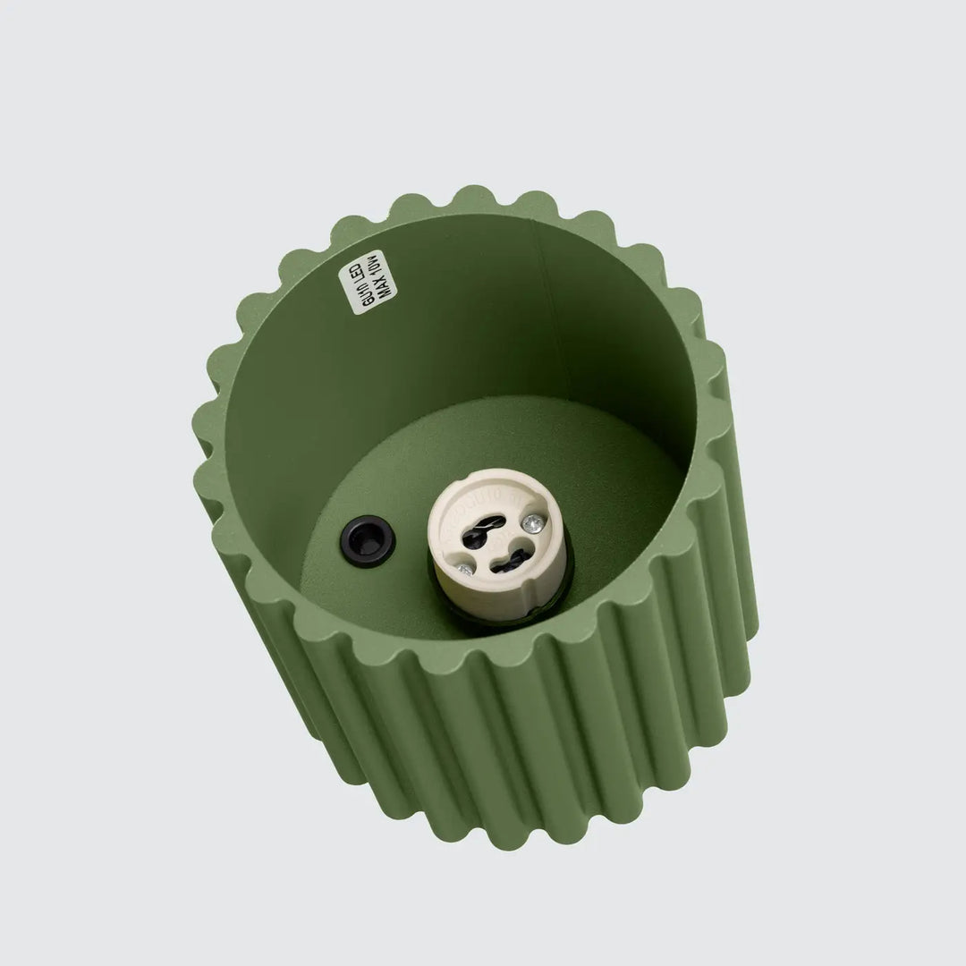 Luminaire plafonnier aura 1 vert olive avec base cylindrique à forme unique inspirée et douille crème visible