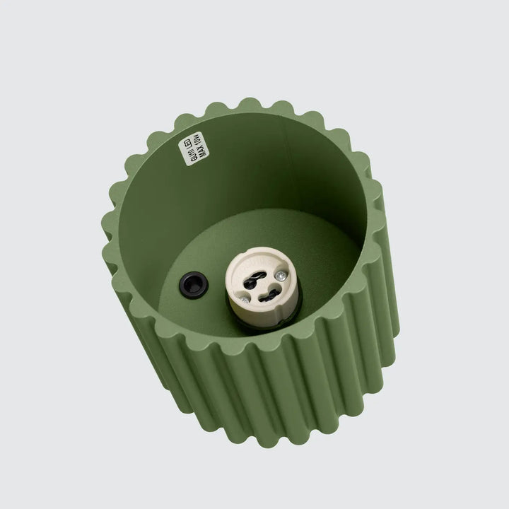 Luminaire plafonnier aura 1 vert olive avec base cylindrique à forme unique inspirée et douille crème visible