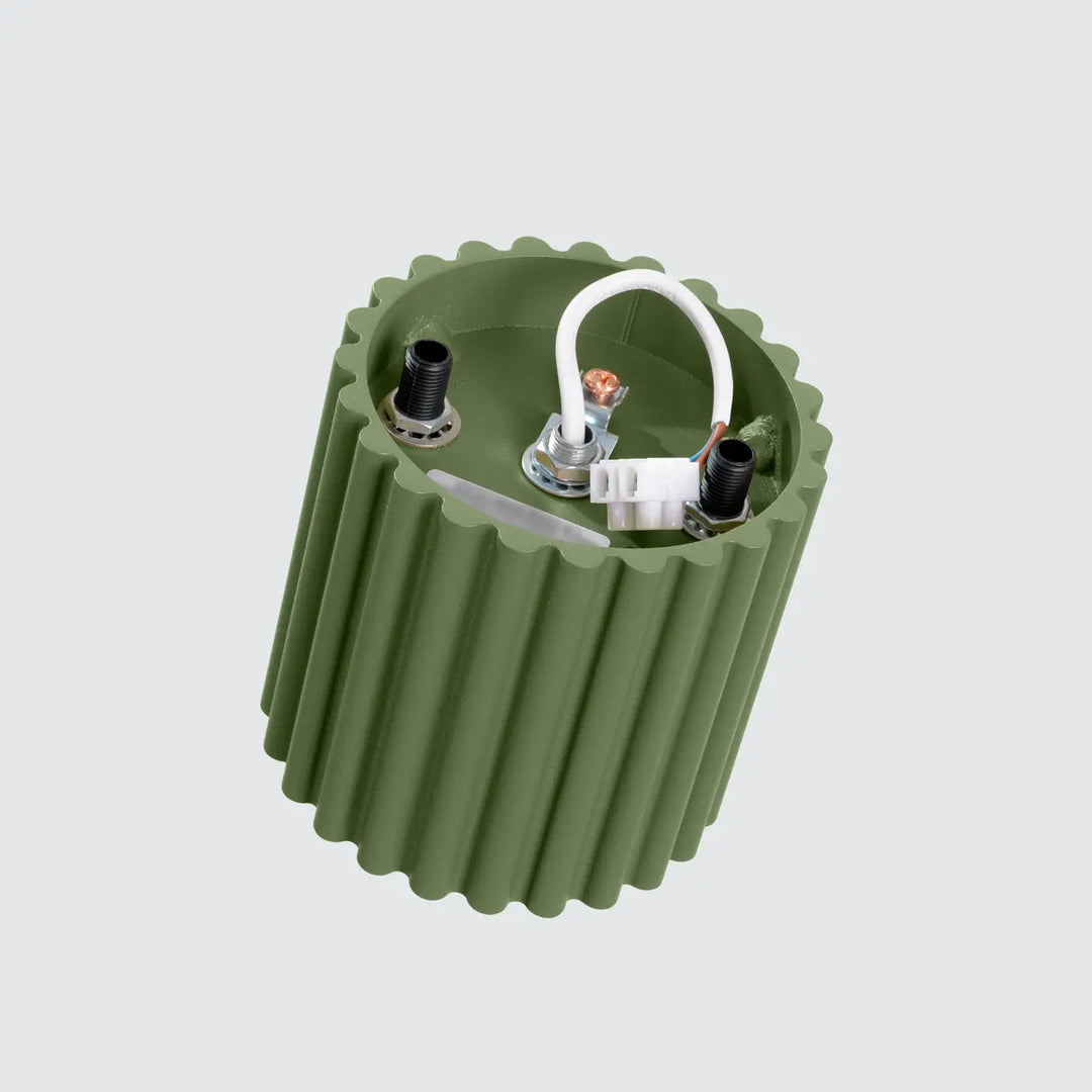Luminaire plafonnier aura 1 vert olive avec dissipateur thermique nervuré forme unique inspirée et bornes filetées cuivre noir