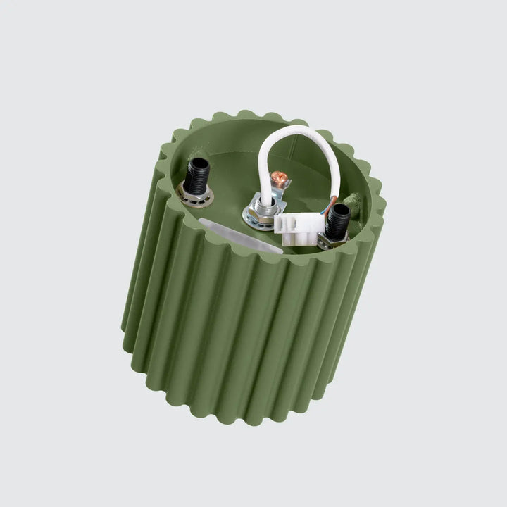 Luminaire plafonnier aura 1 vert olive avec dissipateur thermique nervuré forme unique inspirée et bornes filetées cuivre noir