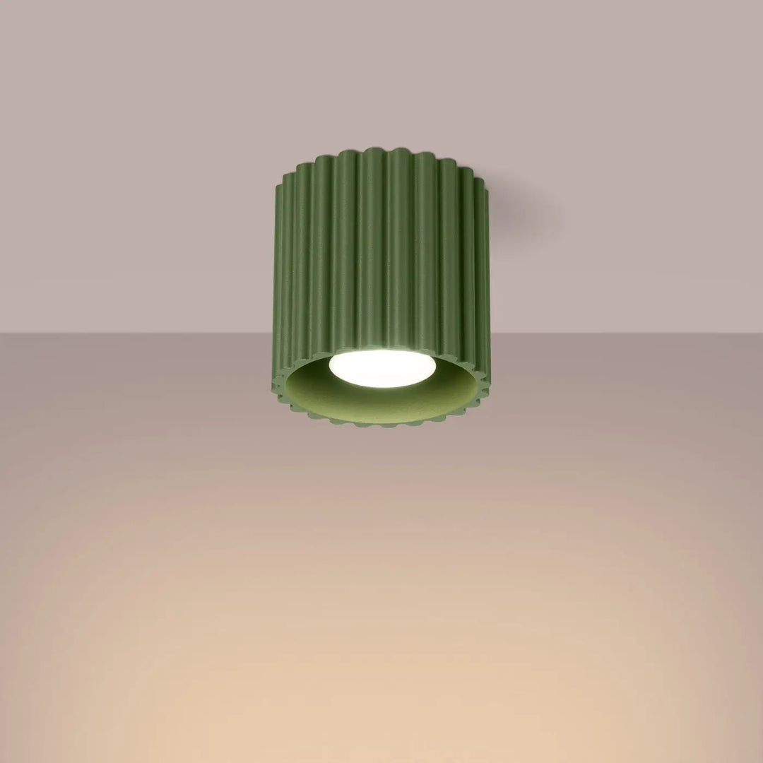 Luminaire plafonnier aura 1 vert olive forme unique inspirée avec rainures verticales et centre lumineux blanc chaud