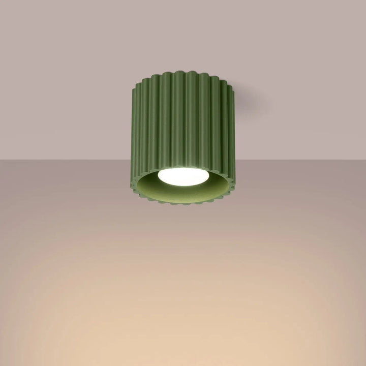Luminaire plafonnier aura 1 vert olive forme unique inspirée avec rainures verticales et centre lumineux blanc chaud