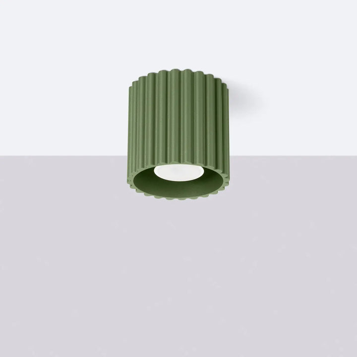 Luminaire plafonnier aura 1 vert olive avec forme unique inspirée, design cylindrique cannelé et lentille intérieure blanche lisse