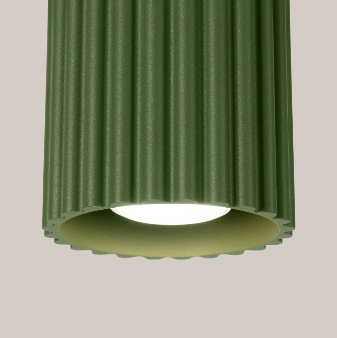 Luminaire plafonnier aura 1 vert olive en forme unique inspirée avec tube cylindrique côtelé et ampoule led intégrée