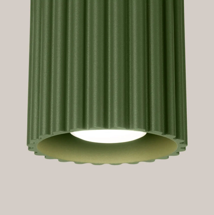 Luminaire plafonnier aura 1 vert olive en forme unique inspirée avec tube cylindrique côtelé et ampoule led intégrée
