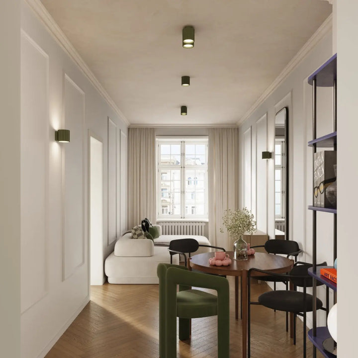 Luminaire plafonnier aura 1 vert olive avec forme unique inspirée au-dessus d’une table ronde en bois et chaises noires