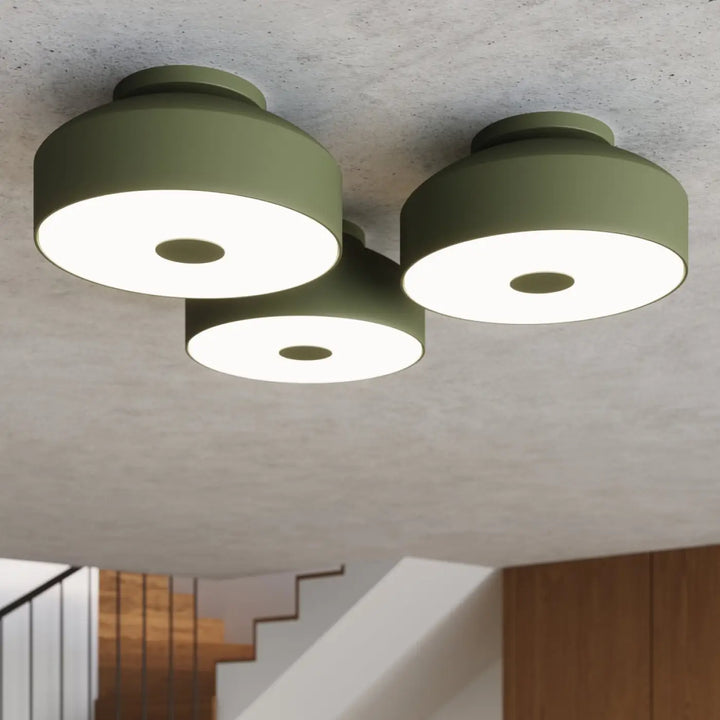 Luminaire plafonnier omiq vert olive allie simplicité et design exceptionnel avec trois têtes de lampe minimalistes éclairées