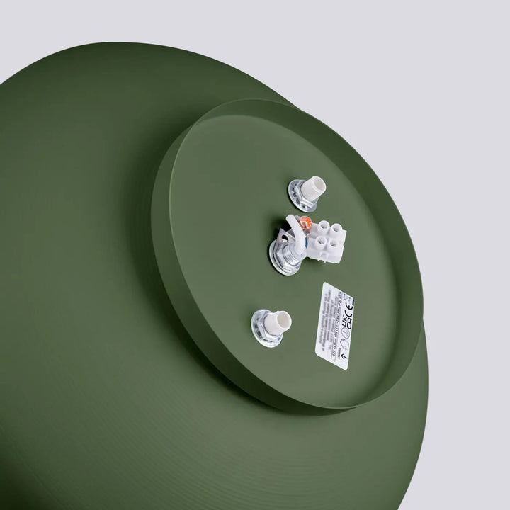 Luminaire plafonnier omiq vert olive en finition mate avec connecteurs électriques visibles pour un design exceptionnel qui allie simplicité