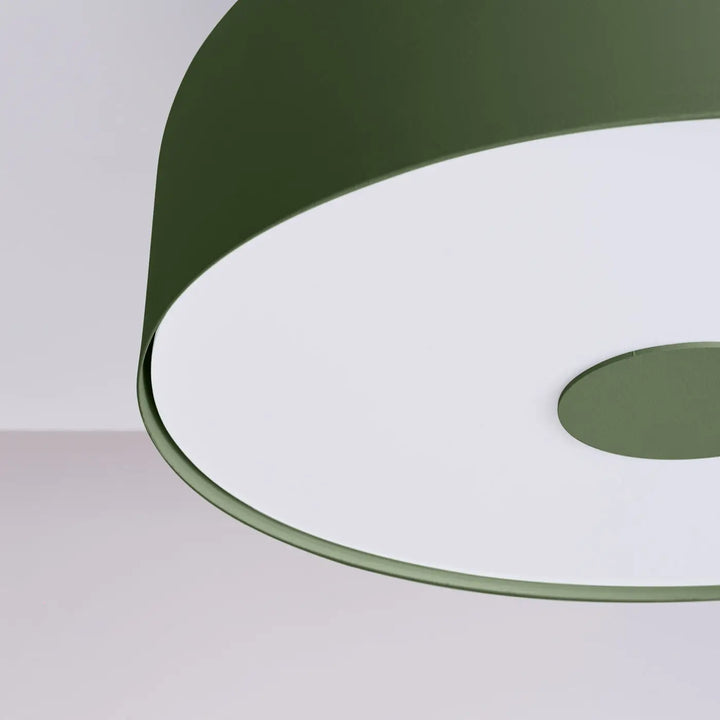 Luminaire plafonnier omiq vert olive allie simplicité et design exceptionnel avec diffuseur blanc et découpe centrale