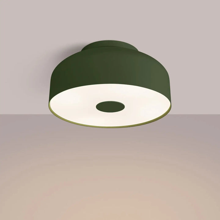 Luminaire plafonnier omiq vert olive allie simplicité et design exceptionnel avec une lumière diffuse et un découpage central